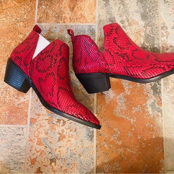 🐦‍🔥NWOT! Gorgeous Sugar Split Side Python Red & Black Pointed Toe Booties! - Picture 4 of 14